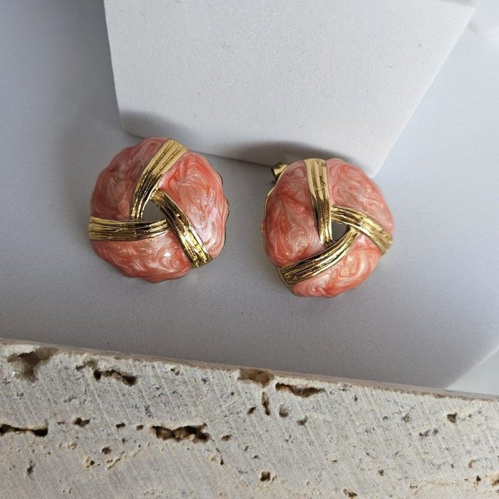 Σκουλαρίκια Κουμπωτά Στρόγγυλα με Χρυσές Λεπτομέρειες - Ροζ - Image 2