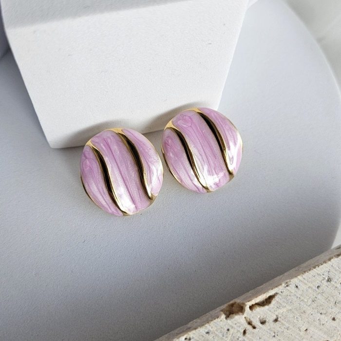 Σκουλαρίκια Κουμπωτά Στρόγγυλα με Χρυσές Γραμμές - Ροζ - Image 2