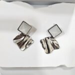 Σκουλαρίκια Κουμπωτά με Πλακέτα και Πέτρα Λευκή Ρόμβος - Image 2