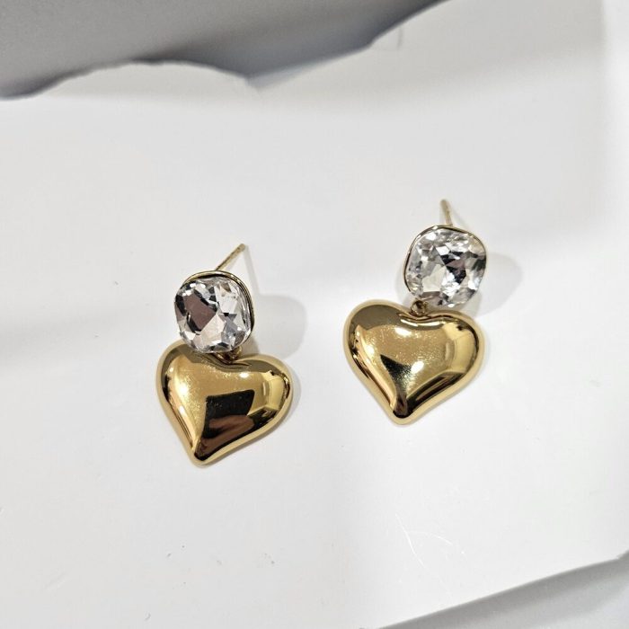 Σκουλαρίκια Κουμπωτά με Στρας και Κρεμαστή Καρδιά - Χρυσό - Image 2