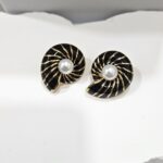 Σκουλαρίκια Κουμπωτά  Κοχύλι - Μαύρο