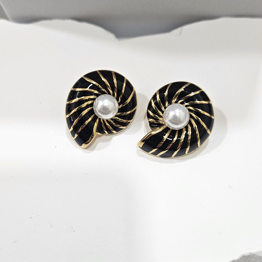 SKOULARIKIA-GUNAIKEIA-KOSMIMA-ONLINE (6) Σκουλαρίκια Κουμπωτά Κοχύλι - Μαύρο - Image 1