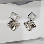 Σκουλαρίκια Κουμπωτά με Πλακέτα και Πέτρα Λευκή Ρόμβος