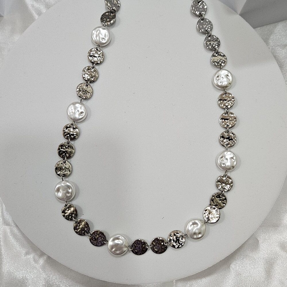 gunaikeio-kolie-atsalino-kosmima-online (7) Κολιέ Πλακέτα και Πέρλα - Ασημί - Image 1