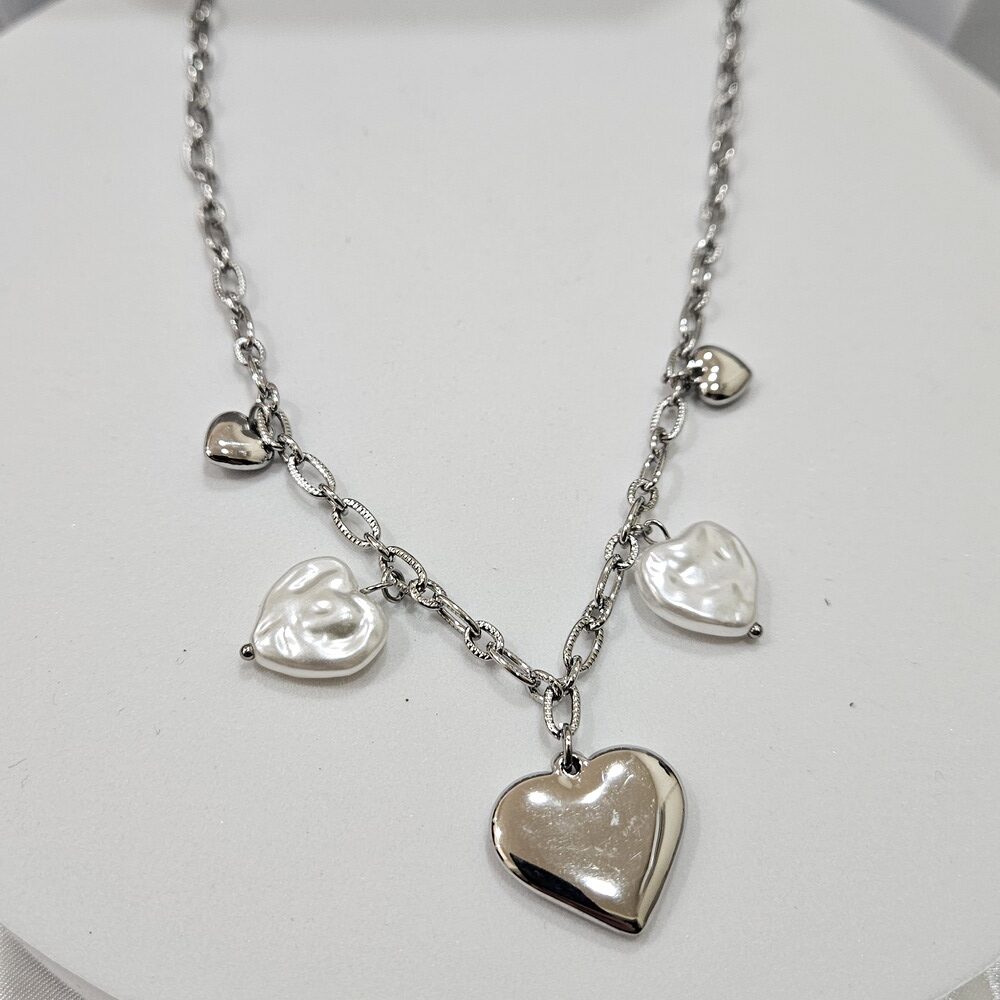 kolie-gunaikeiO-ATSALINO-KOSMIMA-ONLINE (6) Κολιέ Κρεμαστό με Καρδιά και Πέρλες - Ασημί - Image 1