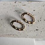 Σκουλαρίκια Κουμπωτά Οβάλ Χρυσά με Ασημί Λεπτομέρειες