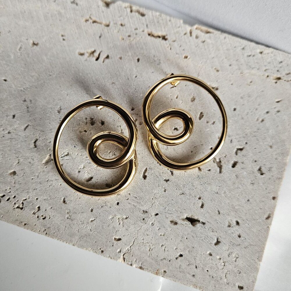 gunaikeia-skoularikia-atsali-kosmima-online (1) Σκουλαρίκια Κουμπωτά Curves - Χρυσό - Image 1