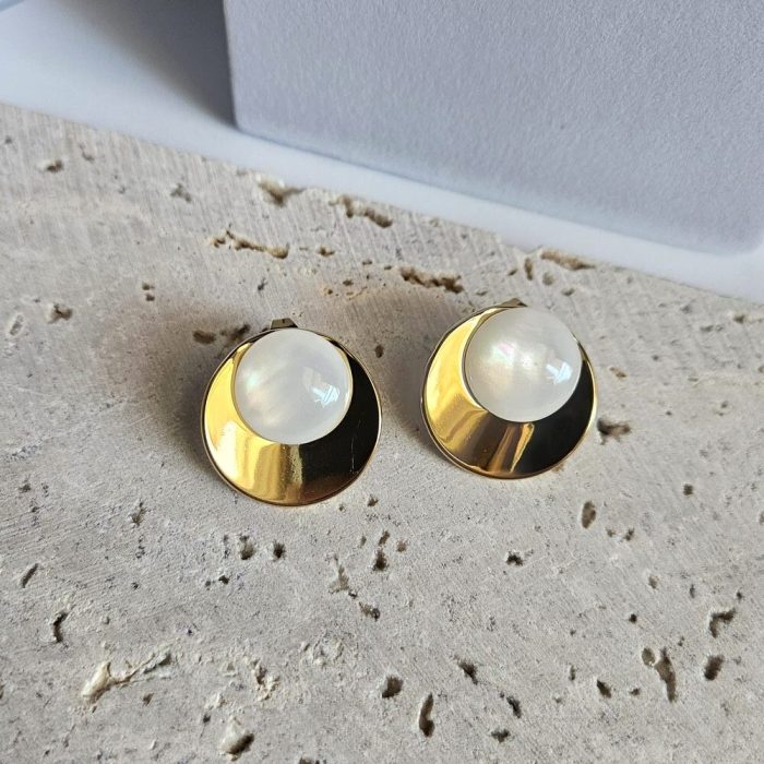 Σκουλαρίκια Κουμπωτά Circle με Λευκή Κυκλική Πέρλα - Χρυσό - Image 2