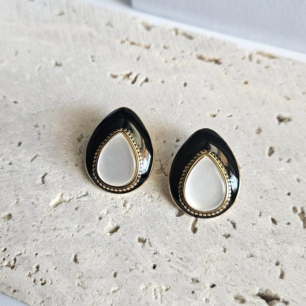 gunaikeia-skoularikia-atsalina-kosmima-online (4) Σκουλαρίκια Κουμπωτά Με Πέτρα Οβαλ - Μαύρο - Image 1