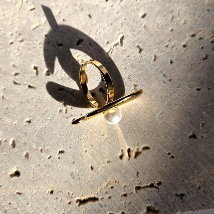 Δαχτυλίδι Ρυθμιζόμενο Drop με Λευκή Πέρλα - Χρυσό - Image 2