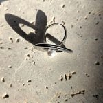 Δαχτυλίδι Ρυθμιζόμενο Drop με Λευκή Πέρλα - Ασημί - Image 2