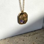 Κολιέ Πλακέτα Χρυσή με Ροζ Μωβ Λεπτομέρειες - Χρυσό - Image 2