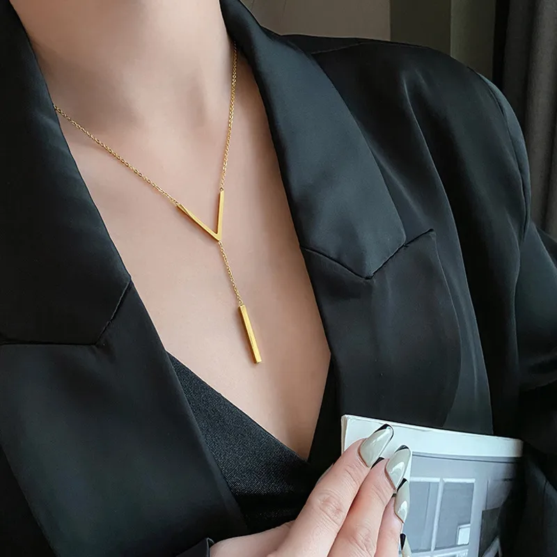 Simple-Style-Commute-Letter-Titanium-Steel-Plating-18k-Gold-Plated-Necklace-2 Κολιέ με Χρυσή Κρεμαστή Πλακέτα - Χρυσό - Image 1