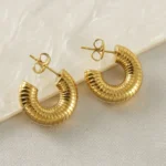 Σκουλαρίκια Κρικάκια C Κουμπωτά με Γραμμές - Χρυσό - Image 2