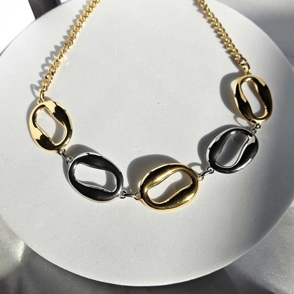 kolie-gunaikeio-atsalino-kosmima-online (27) Κολιέ με Αλυσίδα και Ασύμμετρους Κύκλους - Δίχρωμο - Image 1