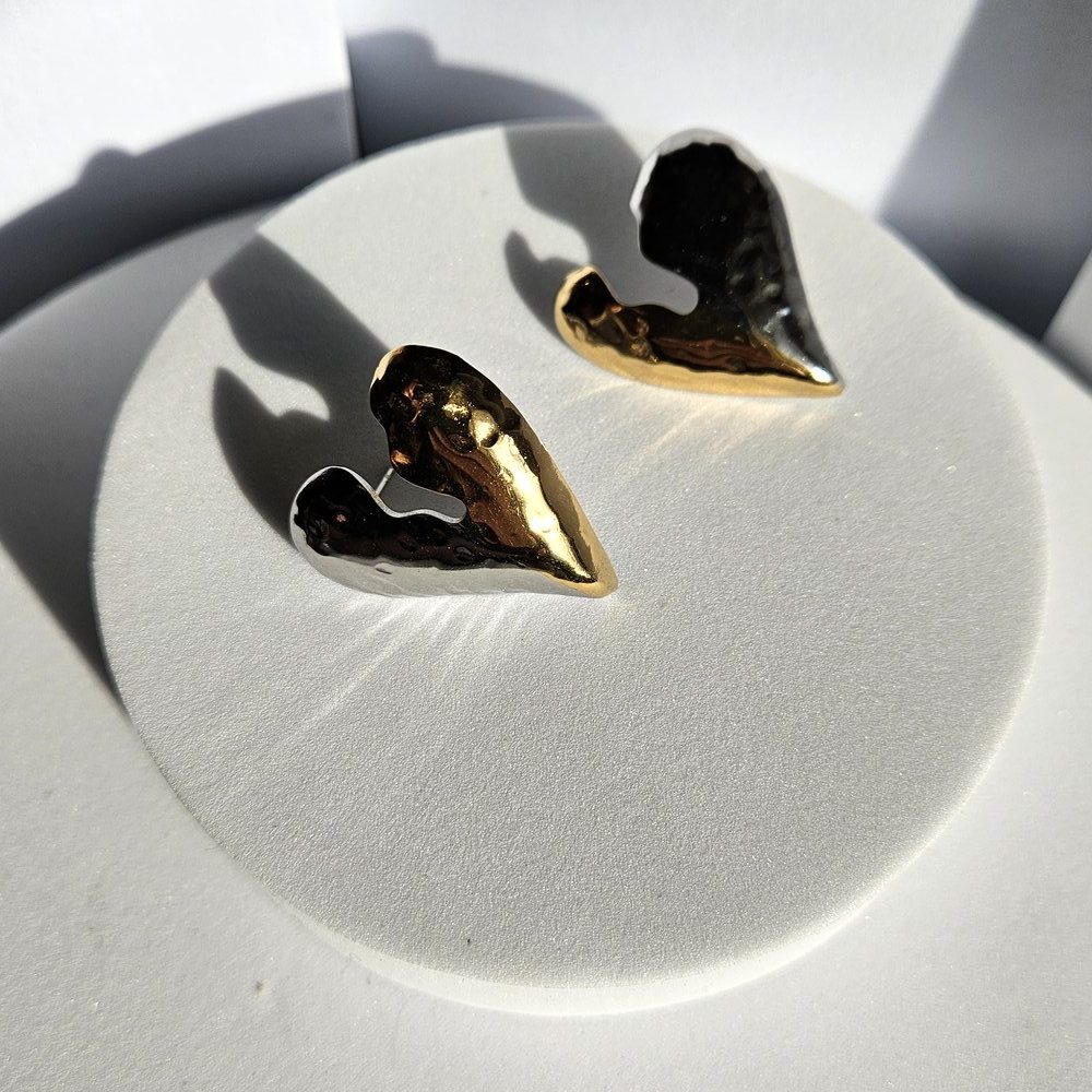 skoularikia-gunaikeia-atsalina-kosmima-online (1) Σκουλαρίκια Κουμπωτά Καρδιές με V Cut - Δίχρωμο - Image 1