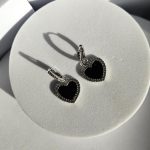 Σκουλαρίκια Κρικάκια με Κρεμαστές Καρδιές και Στρας - Ασημί - Image 3