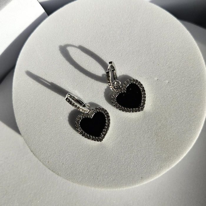 Σκουλαρίκια Κρικάκια με Κρεμαστές Καρδιές και Στρας - Ασημί - Image 3