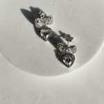 Σκουλαρίκια Κουμπωτά με Φιόγκο και Καρδιά με Στρας - Ασημί - Image 2