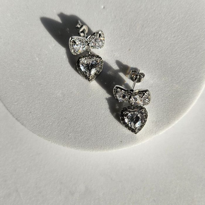 Σκουλαρίκια Κουμπωτά με Φιόγκο και Καρδιά με Στρας - Ασημί - Image 2