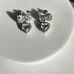 Σκουλαρίκια Κουμπωτά με Φιόγκο και Καρδιά με Στρας - Ασημί - Image 3