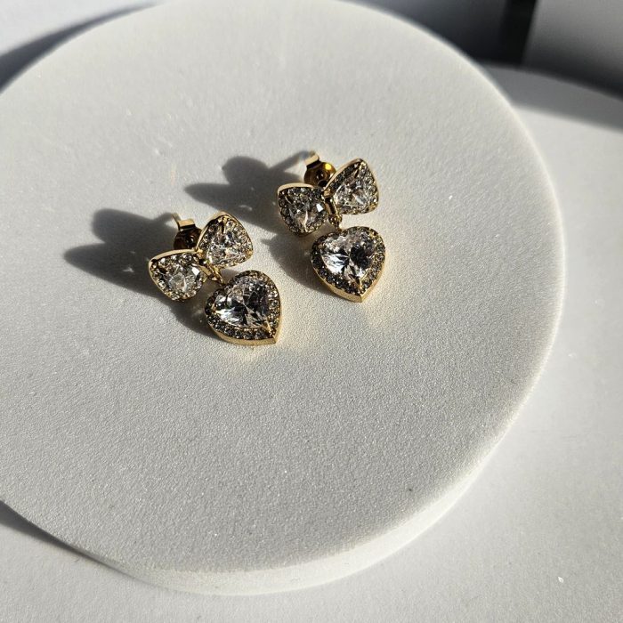 Σκουλαρίκια Κουμπωτά με Φιόγκο και Καρδιά με Στρας - Χρυσό - Image 3