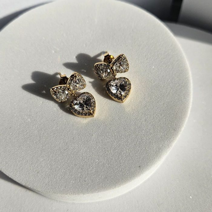 Σκουλαρίκια Κουμπωτά με Φιόγκο και Καρδιά με Στρας - Χρυσό - Image 3