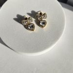 Σκουλαρίκια Κουμπωτά με Φιόγκο και Καρδιά με Στρας - Χρυσό - Image 2