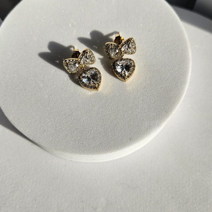 Σκουλαρίκια Κουμπωτά με Φιόγκο και Καρδιά με Στρας - Χρυσό - Image 2