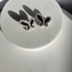 Σκουλαρίκια Κουμπωτά Πεταλούδες με Στρας - Ασημί - Image 2