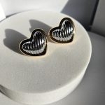 Σκουλαρίκια Κουμπωτά Καρδιές Ριγέ - Δίχρωμο