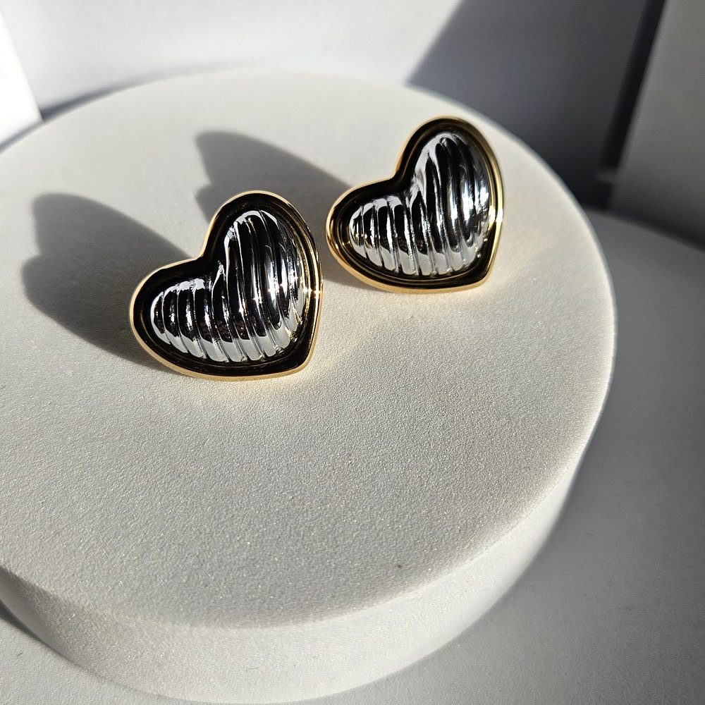 skoularikia-gunaikeia-atsalina-kosmima-online (21) Σκουλαρίκια Κουμπωτά Καρδιές Ριγέ - Δίχρωμο - Image 1