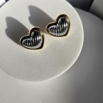 Σκουλαρίκια Κουμπωτά Καρδιές Ριγέ - Δίχρωμο - Image 2