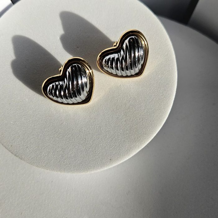 Σκουλαρίκια Κουμπωτά Καρδιές Ριγέ - Δίχρωμο - Image 2