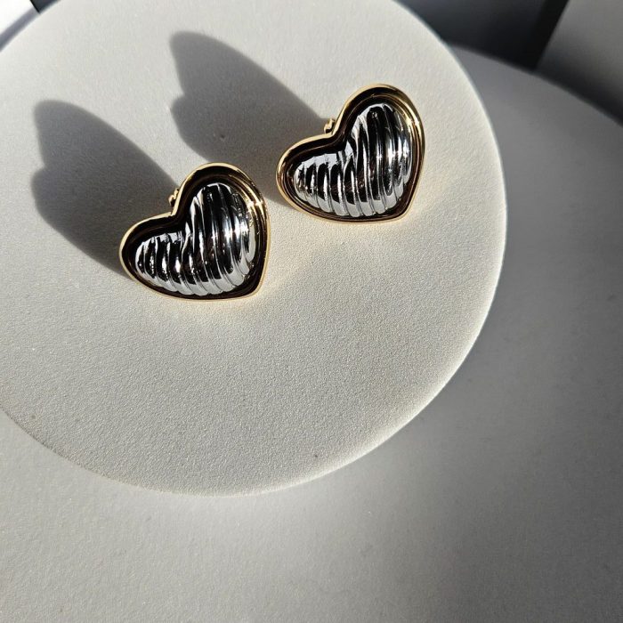 Σκουλαρίκια Κουμπωτά Καρδιές Ριγέ - Δίχρωμο - Image 2