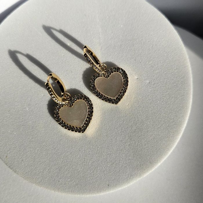 Σκουλαρίκια Κρικάκια με Κρεμαστές Καρδιές και Στρας - Χρυσό - Image 3