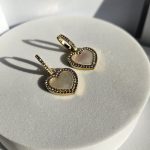 Σκουλαρίκια Κρικάκια με Κρεμαστές Καρδιές και Στρας - Χρυσό - Image 2