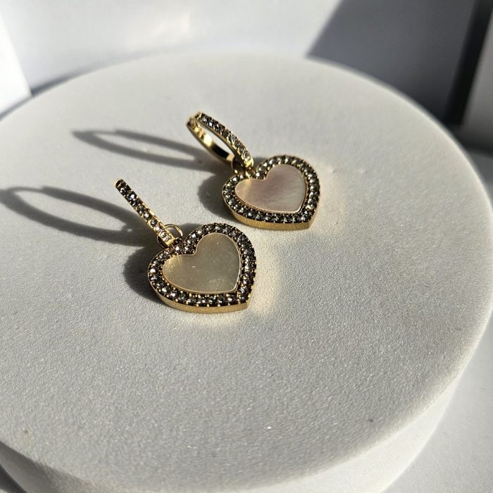 Σκουλαρίκια Κρικάκια με Κρεμαστές Καρδιές και Στρας - Χρυσό - Image 2