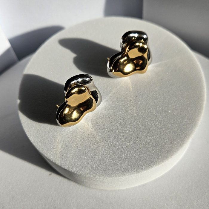 Σκουλαρίκια Κουμπωτά Καρδιές - Δίχρωμα - Image 3