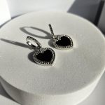 Σκουλαρίκια Κρικάκια με Κρεμαστές Καρδιές και Στρας - Ασημί - Image 2