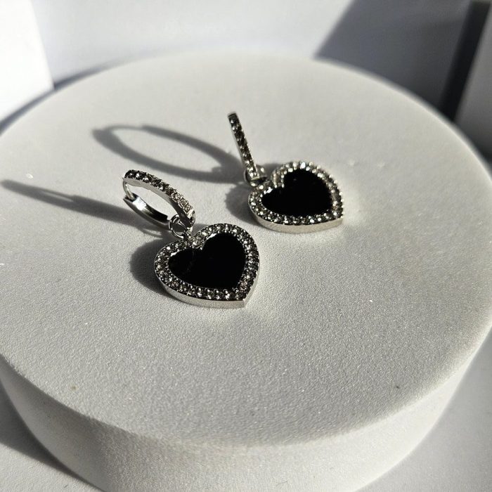 Σκουλαρίκια Κρικάκια με Κρεμαστές Καρδιές και Στρας - Ασημί - Image 2