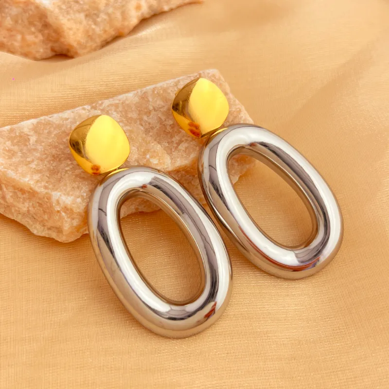 skoularikia-krikoi-koumpwta-gunaikeia-kosmima-online (18) Σκουλαρίκια Κουμπωτά Κρεμαστά Οβαλ - Δίχρωμο - Image 1