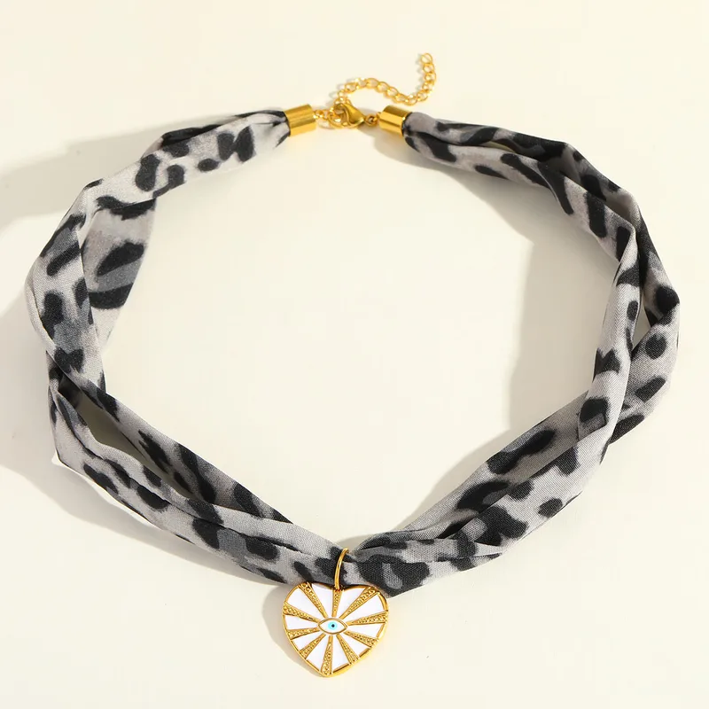 gunaikeio-kolie-atsalino-xriso-asimi-kosmima-online (100) Κολιέ Απρόμαυρη Bandana Heart Eye Λευκό - Χρυσό - Image 1