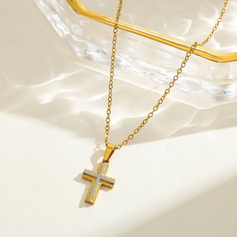 gunaikeio-kolie-atsalino-xriso-asimi-kosmima-online (103) Κολιέ Λεπτή Αλυσίδα 3D Σταυρός - Δίχρωμο - Image 1