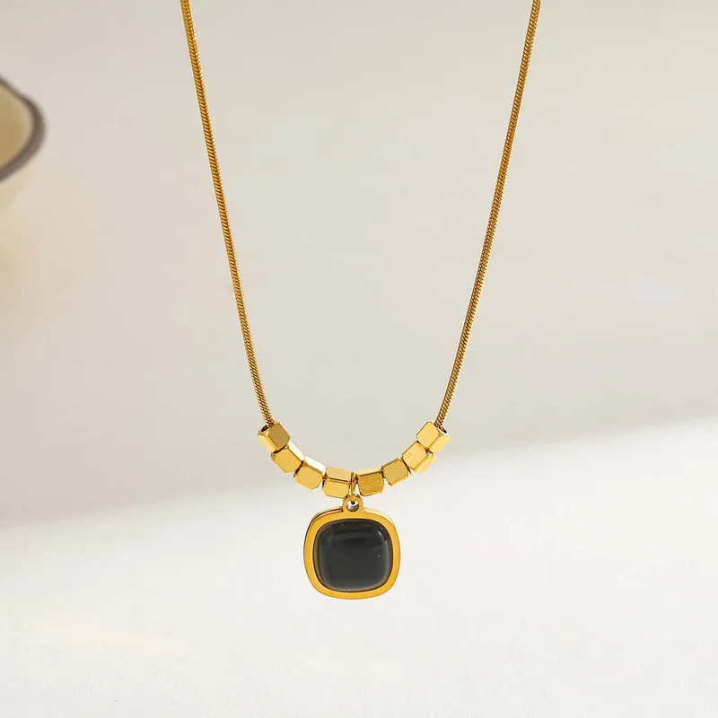 gunaikeio-kolie-atsalino-xriso-asimi-kosmima-online (109) Κολιέ Λεπτή Αλυσίδα Cushion Πέτρα Μαύρη - Χρυσό - Image 1
