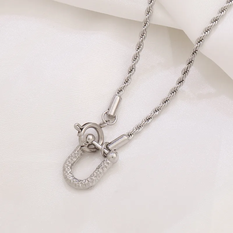 gunaikeio-kolie-atsalino-xriso-asimi-kosmima-online (161) Κολιέ Στριφτή Αλυσίδα με Σφυρήλατο Πέταλο - Ασημί - Image 1