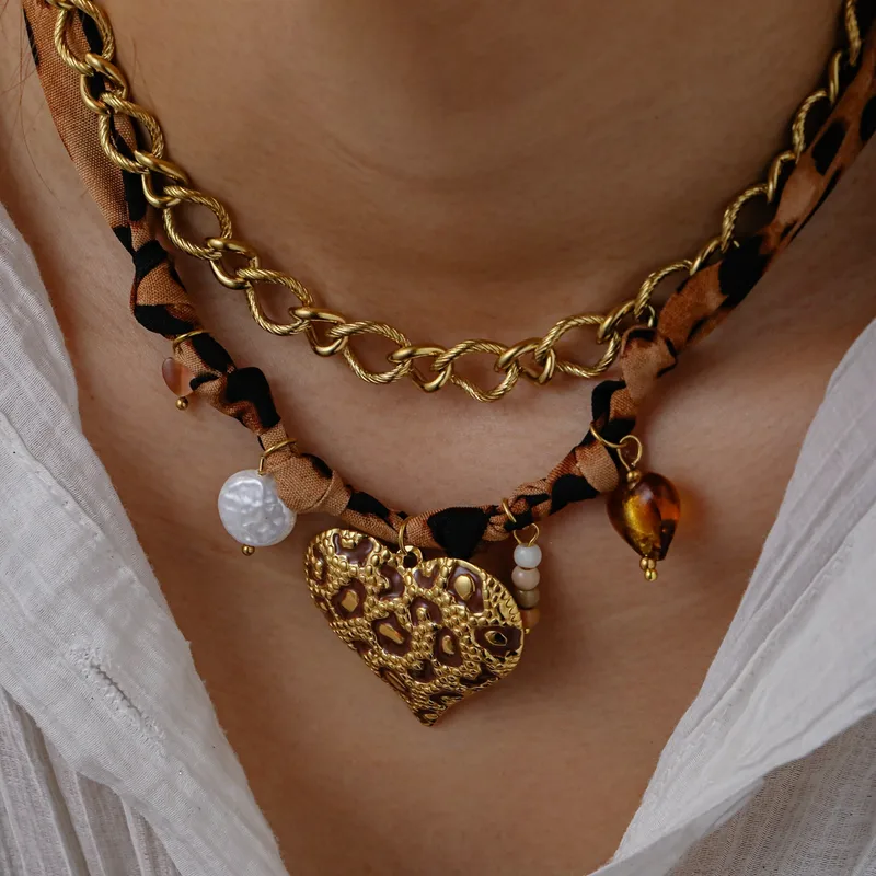 gunaikeio-kolie-atsalino-xriso-asimi-kosmima-online (23) Κολιέ Διπλή Αλυσίδα και Bandana με Λεοπάρ Καρδιά Καφέ - Χρυσό - Image 1