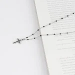 Κολιέ Αλυσίδα με Σταυρό και Μαύρες Χάντρες - Ασημί