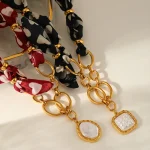 Κολιέ Αλυσίδα με Μαύρη Bandana και Τετράγωνο Μενταγιόν Savage - Χρυσό - Image 2