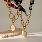 Κολιέ Αλυσίδα με Μαύρη Bandana και Τετράγωνο Μενταγιόν Savage - Χρυσό - Image 3